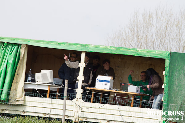 organizzatori e cronometristi all'opera durante l'intensa giornata a Potenza Picena