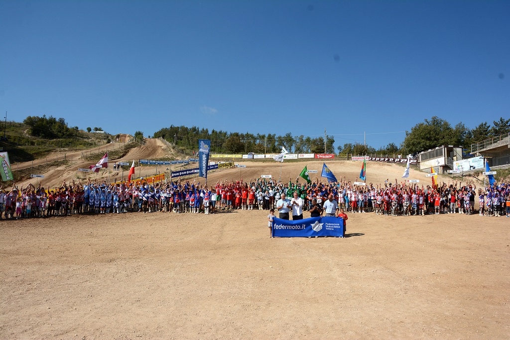 la presentazione delle squadre prima del via